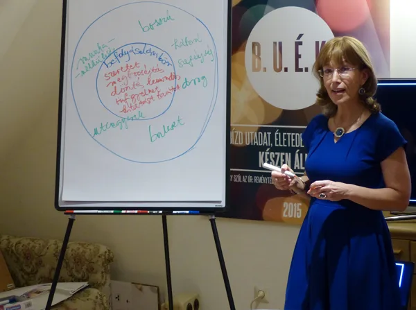 Gerber Zsuzsa a flipchart tábla előtt